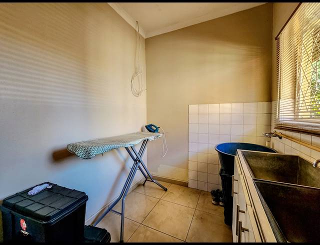 4 BEDROOM HOUSE FOR SALE IN CONSTANTIA KLOOF